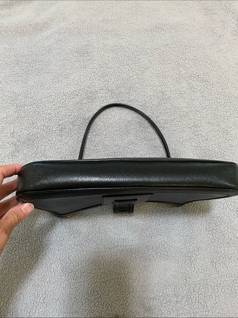 Gucci Black Leather Shoulder Bag with Gold G Buckle - Picture 11 of 15